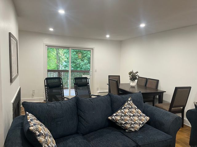 8 Ann Drive APT B, Danbury, CT 06810