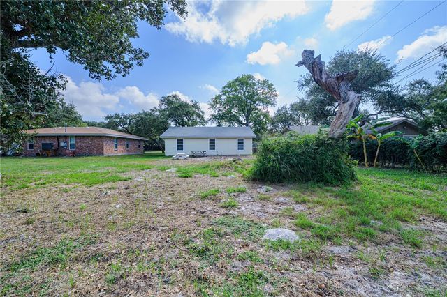 123 Cenizo St, Rockport, TX 78382