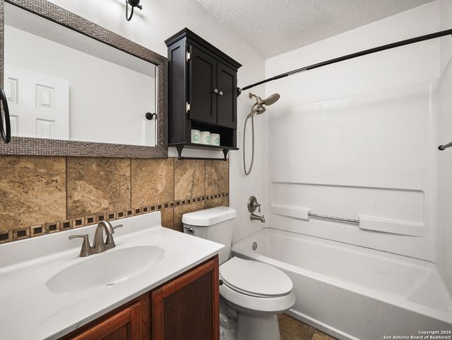 988 Summit, Lakehills, TX 78063