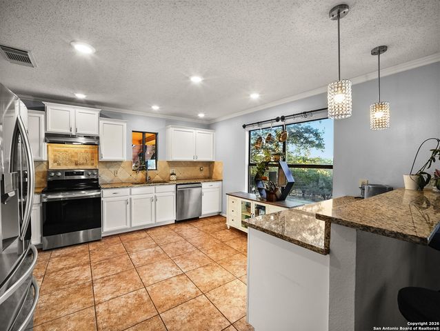 988 Summit, Lakehills, TX 78063