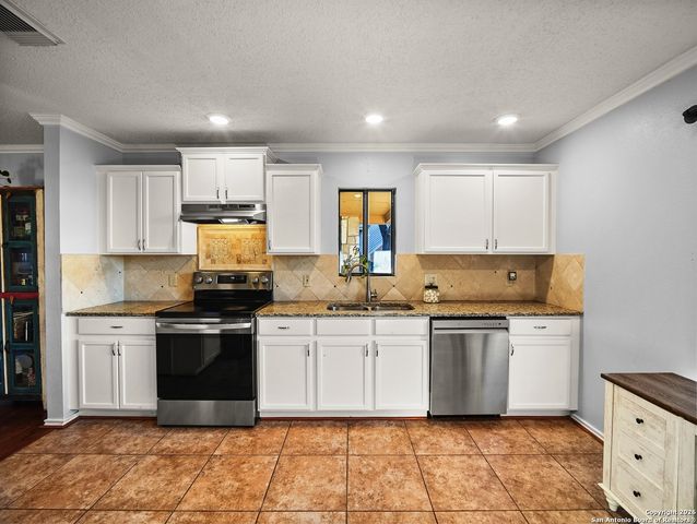 988 Summit, Lakehills, TX 78063