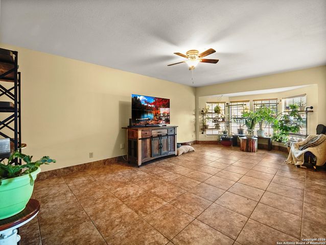 988 Summit, Lakehills, TX 78063