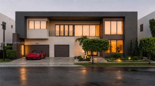 7423 NW 102th Court, Doral, FL 33178