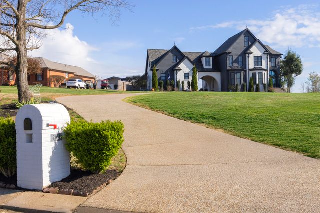 2011 Dorchester Dr, Lebanon, TN 37090