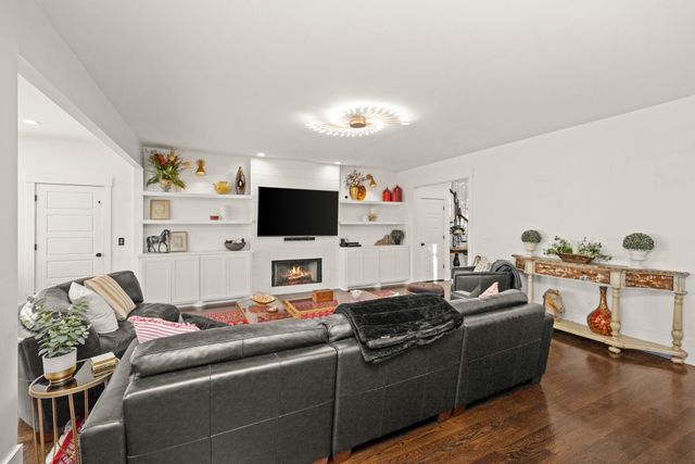 2011 Dorchester Dr, Lebanon, TN 37090