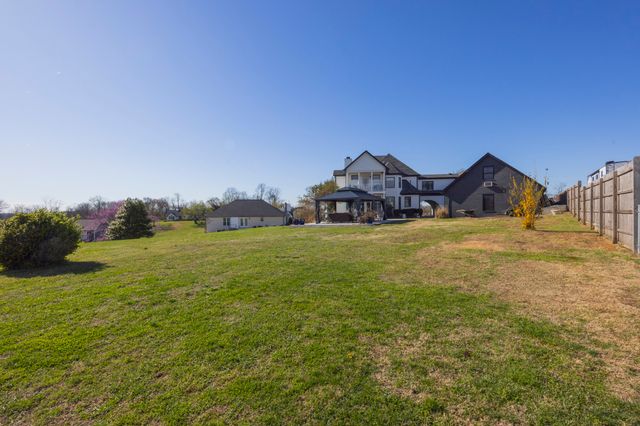 2011 Dorchester Dr, Lebanon, TN 37090
