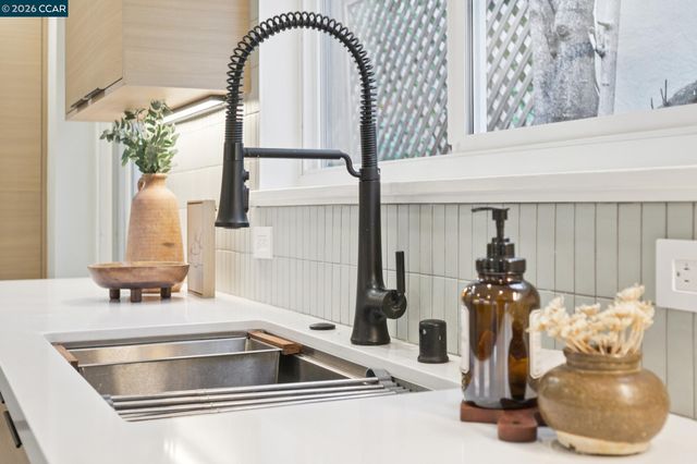 3927 Canon Ave, Oakland, CA 94602