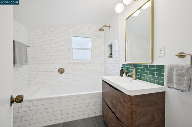 3927 Canon Ave, Oakland, CA 94602