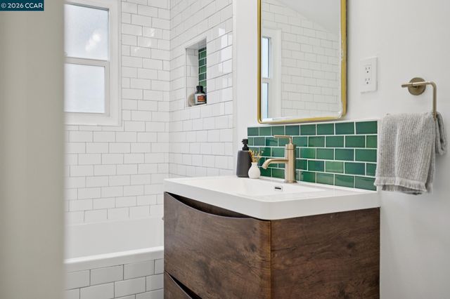 3927 Canon Ave, Oakland, CA 94602