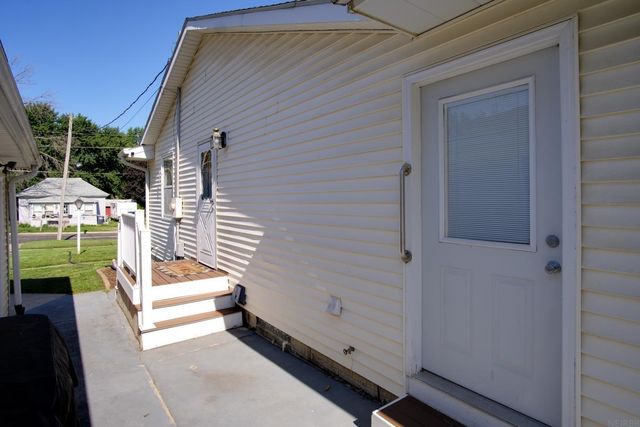208 1st Street, Parkersburg, IA 50665