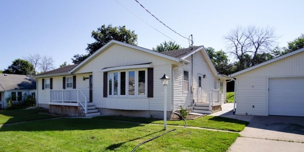 208 1st Street, Parkersburg, IA 50665