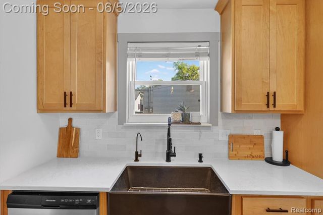 14232 North Road, Fenton, MI 48430