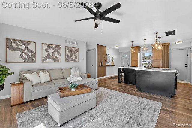 14232 North Road, Fenton, MI 48430