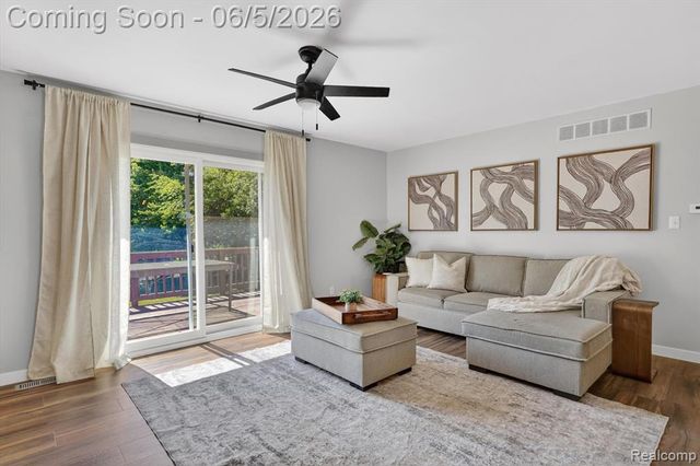 14232 North Road, Fenton, MI 48430