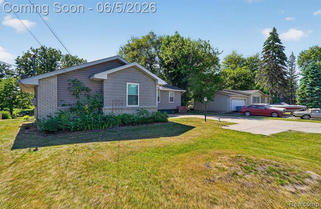 14232 North Road, Fenton, MI 48430