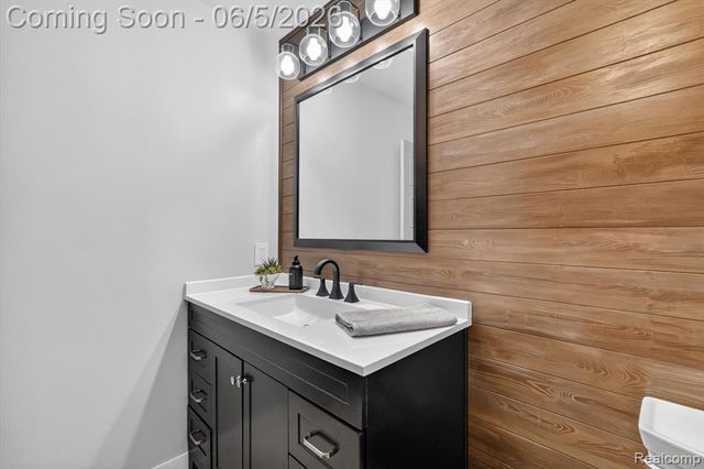 14232 North Road, Fenton, MI 48430