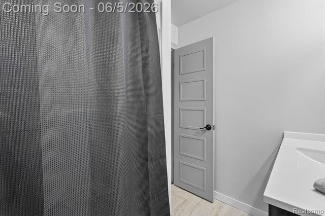 14232 North Road, Fenton, MI 48430