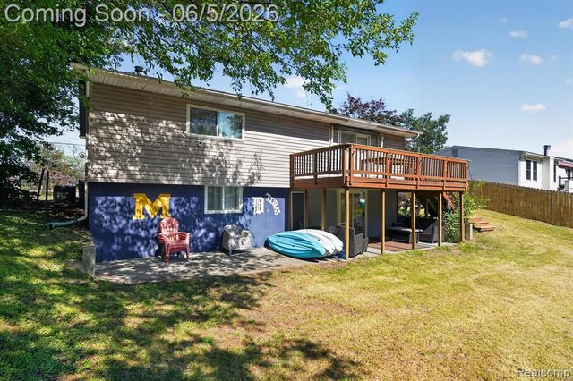 14232 North Road, Fenton, MI 48430