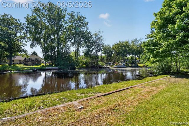14232 North Road, Fenton, MI 48430
