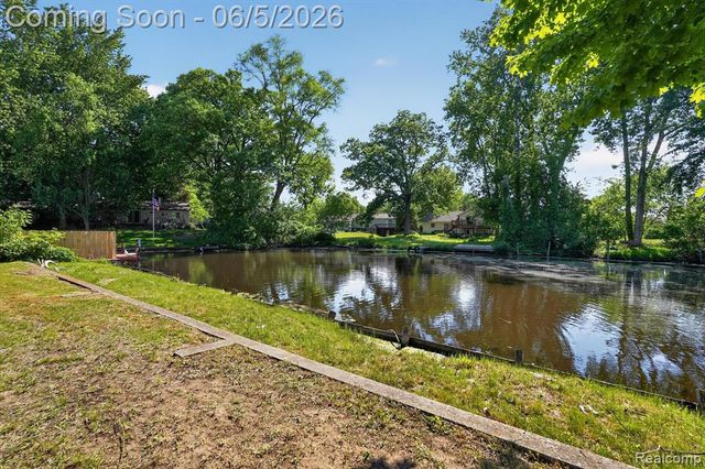 14232 North Road, Fenton, MI 48430