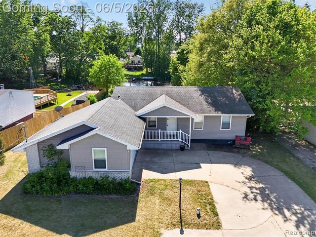 14232 North Road, Fenton, MI 48430