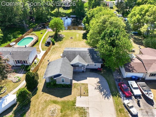 14232 North Road, Fenton, MI 48430