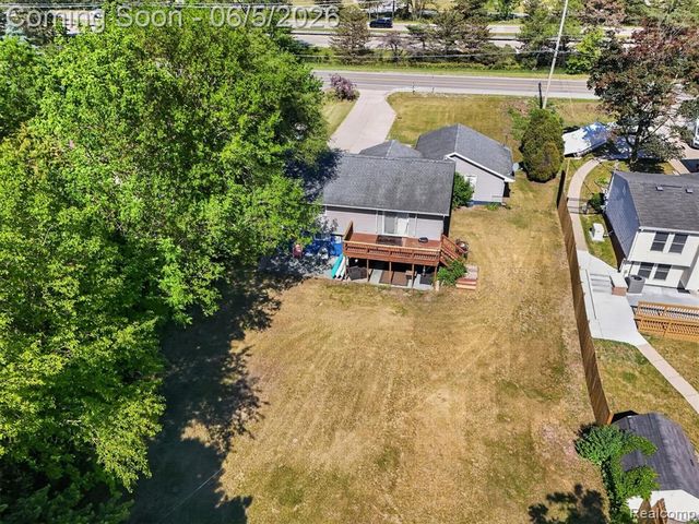 14232 North Road, Fenton, MI 48430