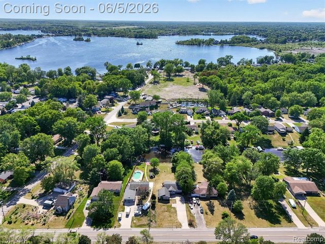 14232 North Road, Fenton, MI 48430