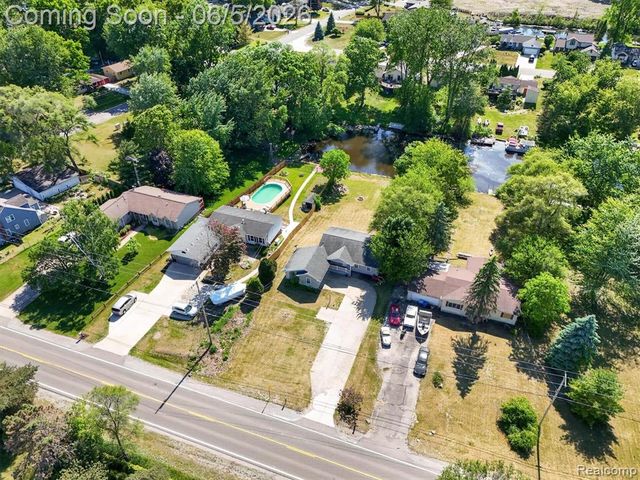 14232 North Road, Fenton, MI 48430
