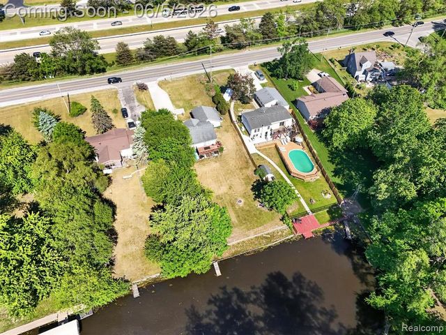 14232 North Road, Fenton, MI 48430