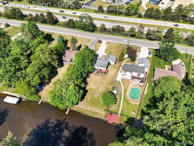 14232 North Road, Fenton, MI 48430