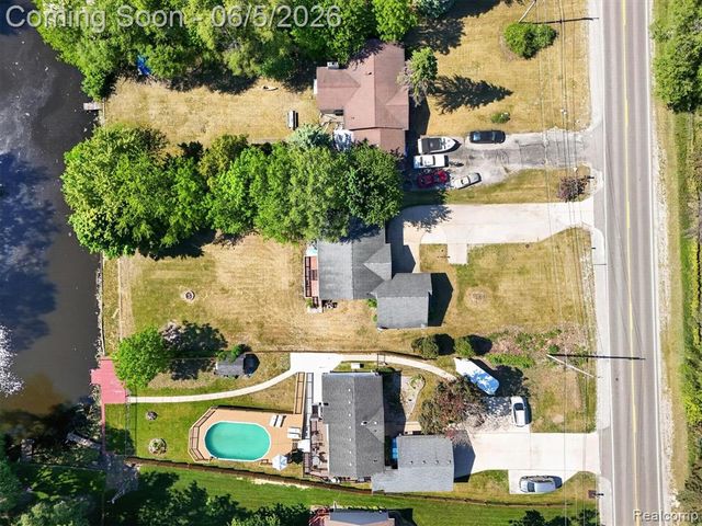 14232 North Road, Fenton, MI 48430