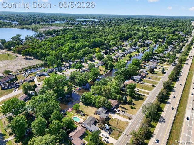 14232 North Road, Fenton, MI 48430