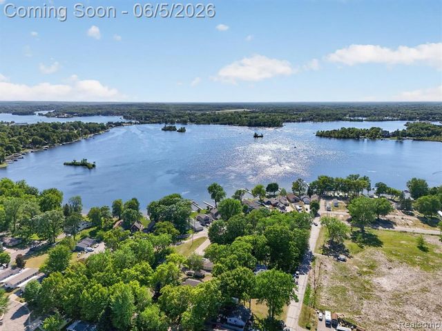14232 North Road, Fenton, MI 48430