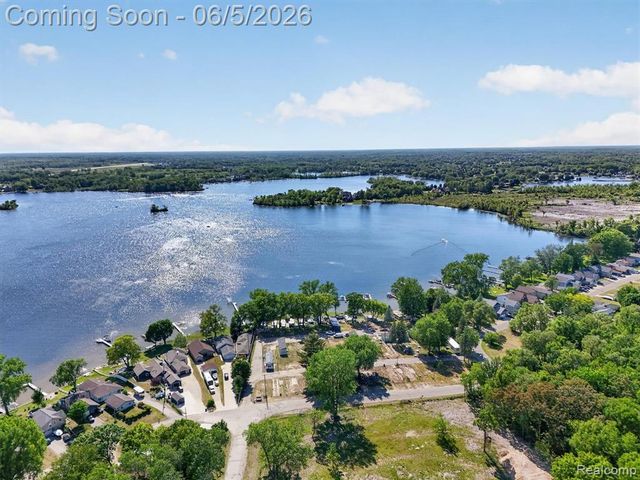 14232 North Road, Fenton, MI 48430