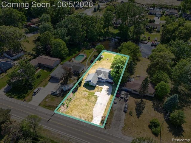 14232 North Road, Fenton, MI 48430