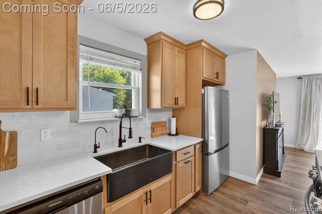 14232 North Road, Fenton, MI 48430