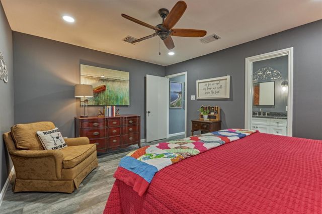 1 April Point Drive S, Montgomery, TX 77356