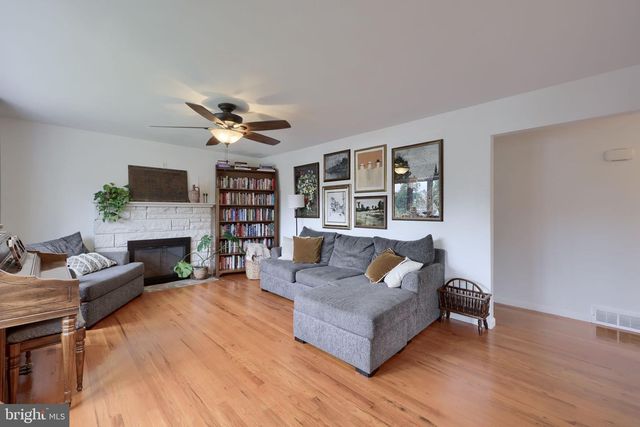 103 OAK KNOLL RD, New Cumberland, PA 17070