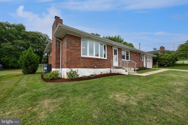 103 OAK KNOLL RD, New Cumberland, PA 17070