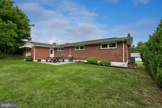 103 OAK KNOLL RD, New Cumberland, PA 17070