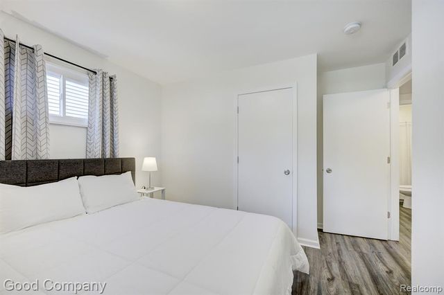 21900 Eastwood Street, Oak Park, MI 48237