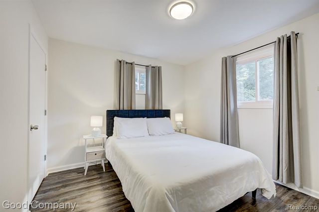 21900 Eastwood Street, Oak Park, MI 48237