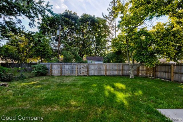 21900 Eastwood Street, Oak Park, MI 48237