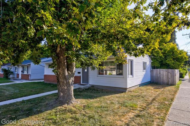 21900 Eastwood Street, Oak Park, MI 48237