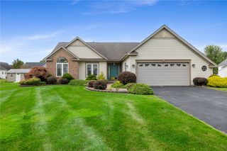 27 Lombardy Circle, Greece, NY 14612