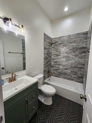 6321 S Eberhart Avenue 2, Chicago, IL 60637
