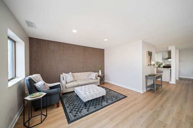 10 Trafalgar Square 403, Lincolnshire, IL 60069