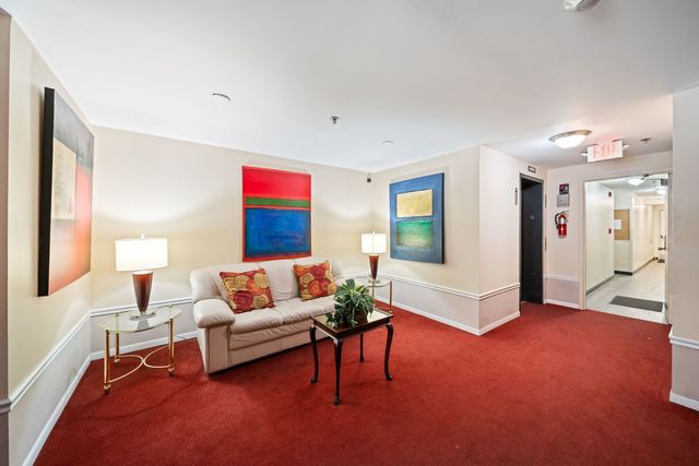 10 Trafalgar Square 403, Lincolnshire, IL 60069