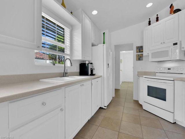 8084 Xenia LN, Naples, FL 34114
